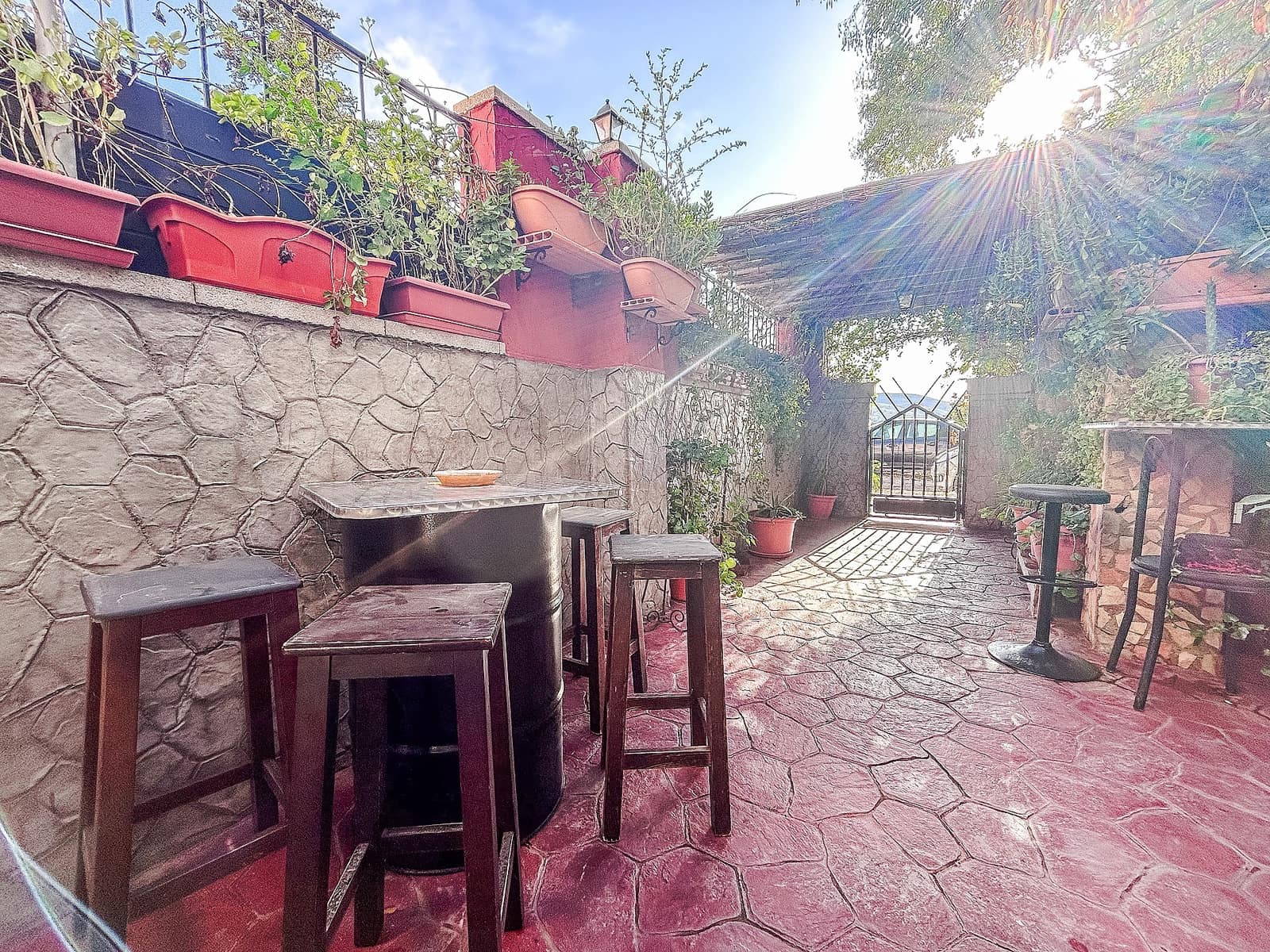 9 slaapkamer Halfvrijstaande villa te koop in Sax met garage - € 220.000 (Ref: 9765014)