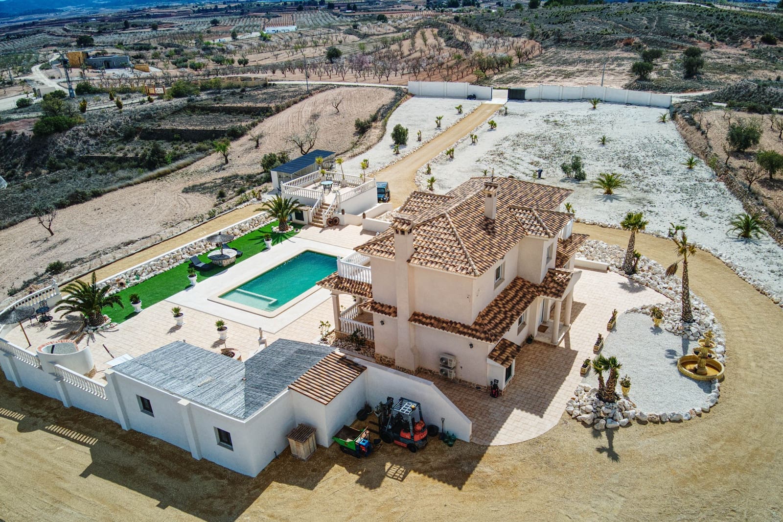 4 bedroom Villa for sale in Pinoso with pool garage - € 599,000 (Ref: 9790187)