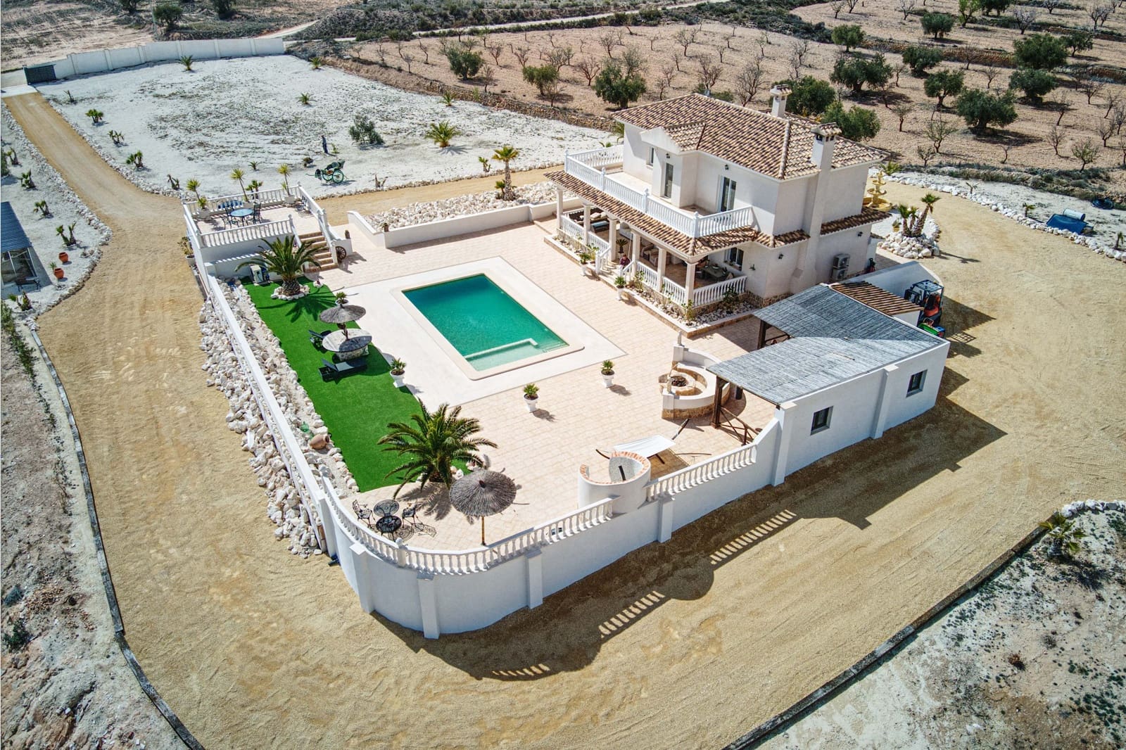 4 bedroom Villa for sale in Pinoso with pool garage - € 599,000 (Ref: 9790187)