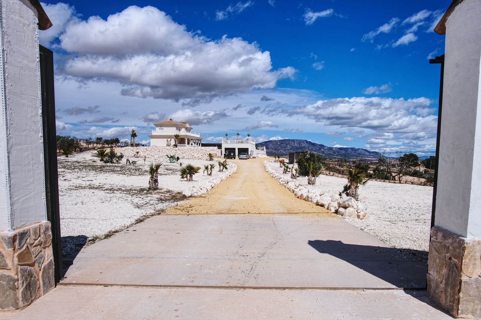 4 bedroom Villa for sale in Pinoso with pool garage - € 599,000 (Ref: 9790187)