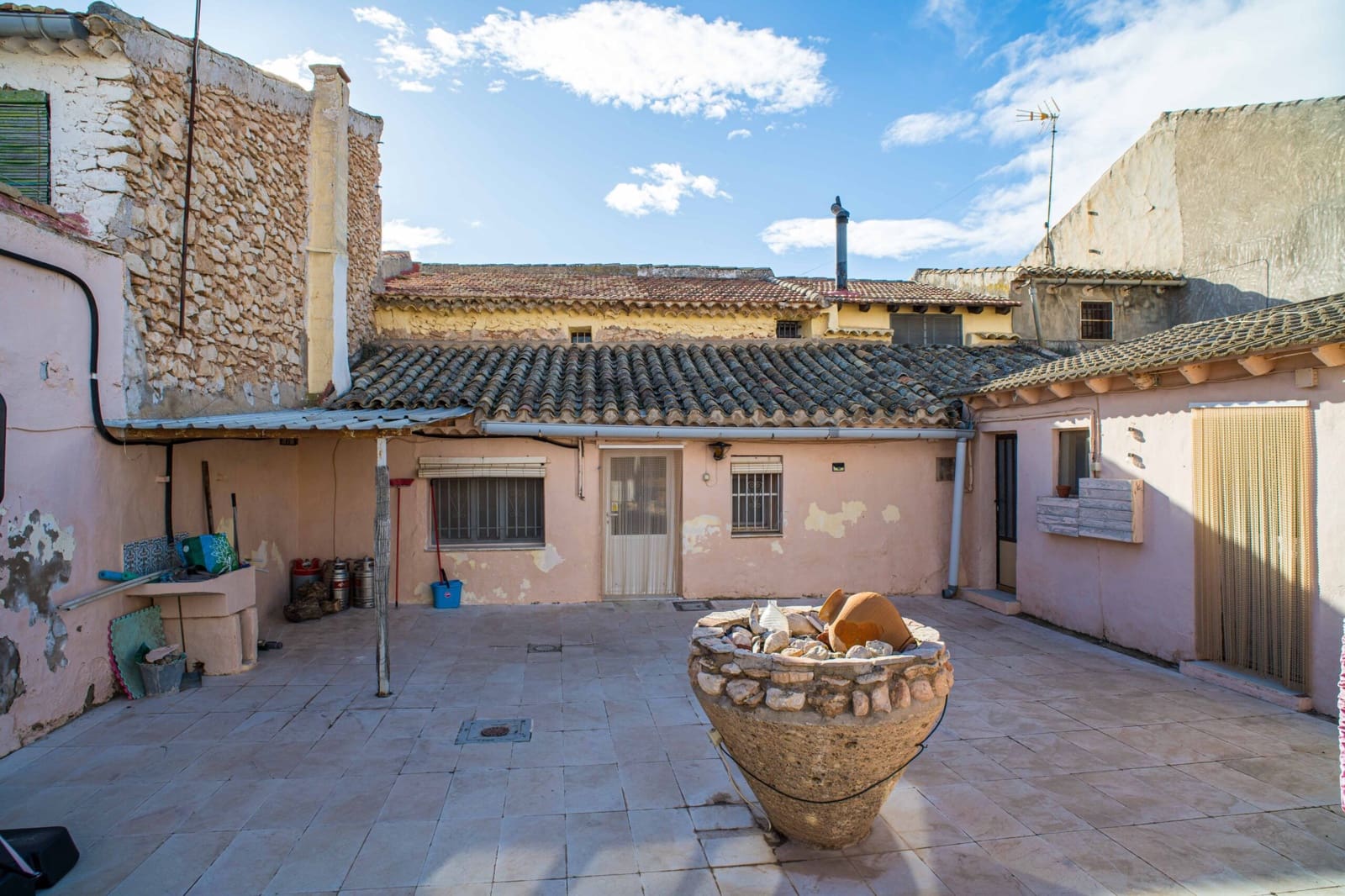 5 bedroom Townhouse for sale in Pinoso with pool - € 179,950 (Ref: 9790193)