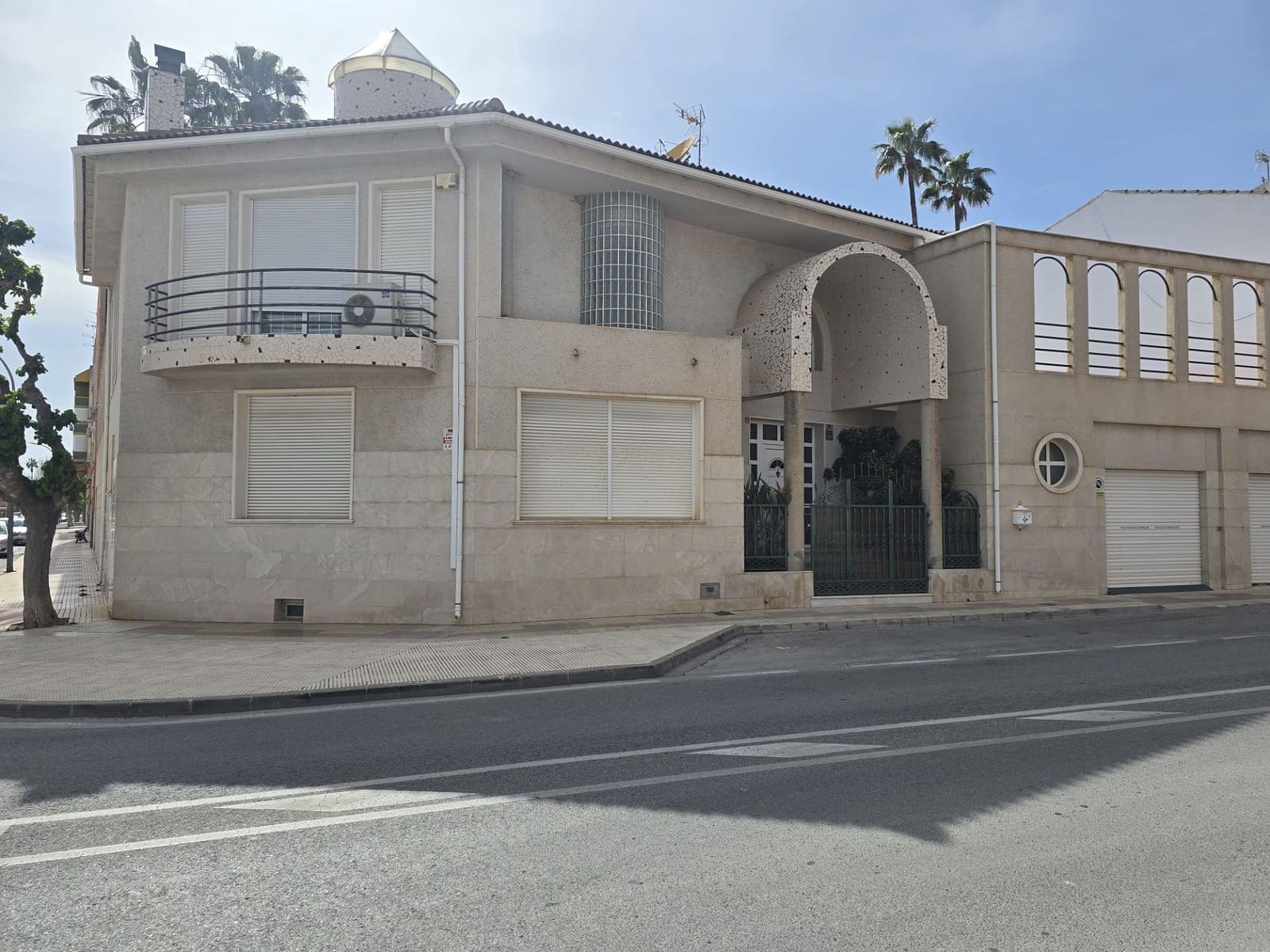 6 bedroom Villa for sale in Sax with pool garage - € 599,995 (Ref: 9796119)