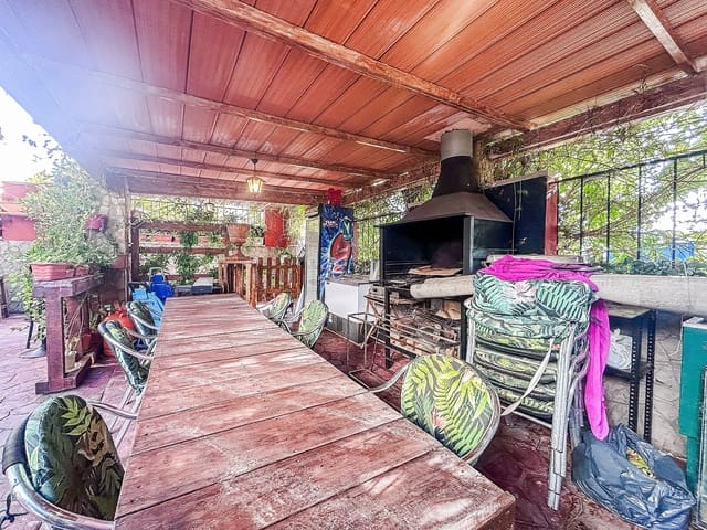 9 soverom Kjedet enebolig til salgs i Sax med garasje - € 220 000 (Ref: 9807622)