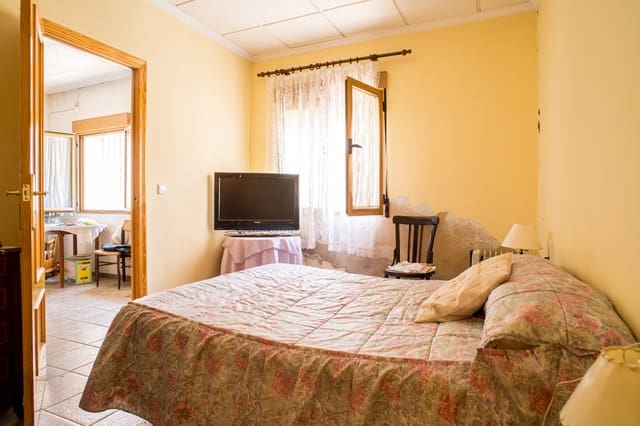 5 bedroom Townhouse for sale in Pinoso - € 170,000 (Ref: 9815446)