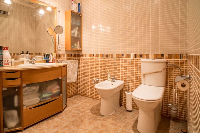 5 bedroom Townhouse for sale in Pinoso - € 170,000 (Ref: 9815446)