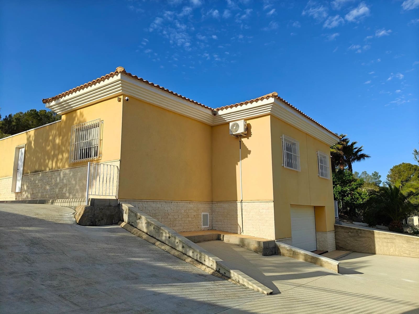3 bedroom Villa for sale in Sax with pool garage - € 459,995 (Ref: 9819838)