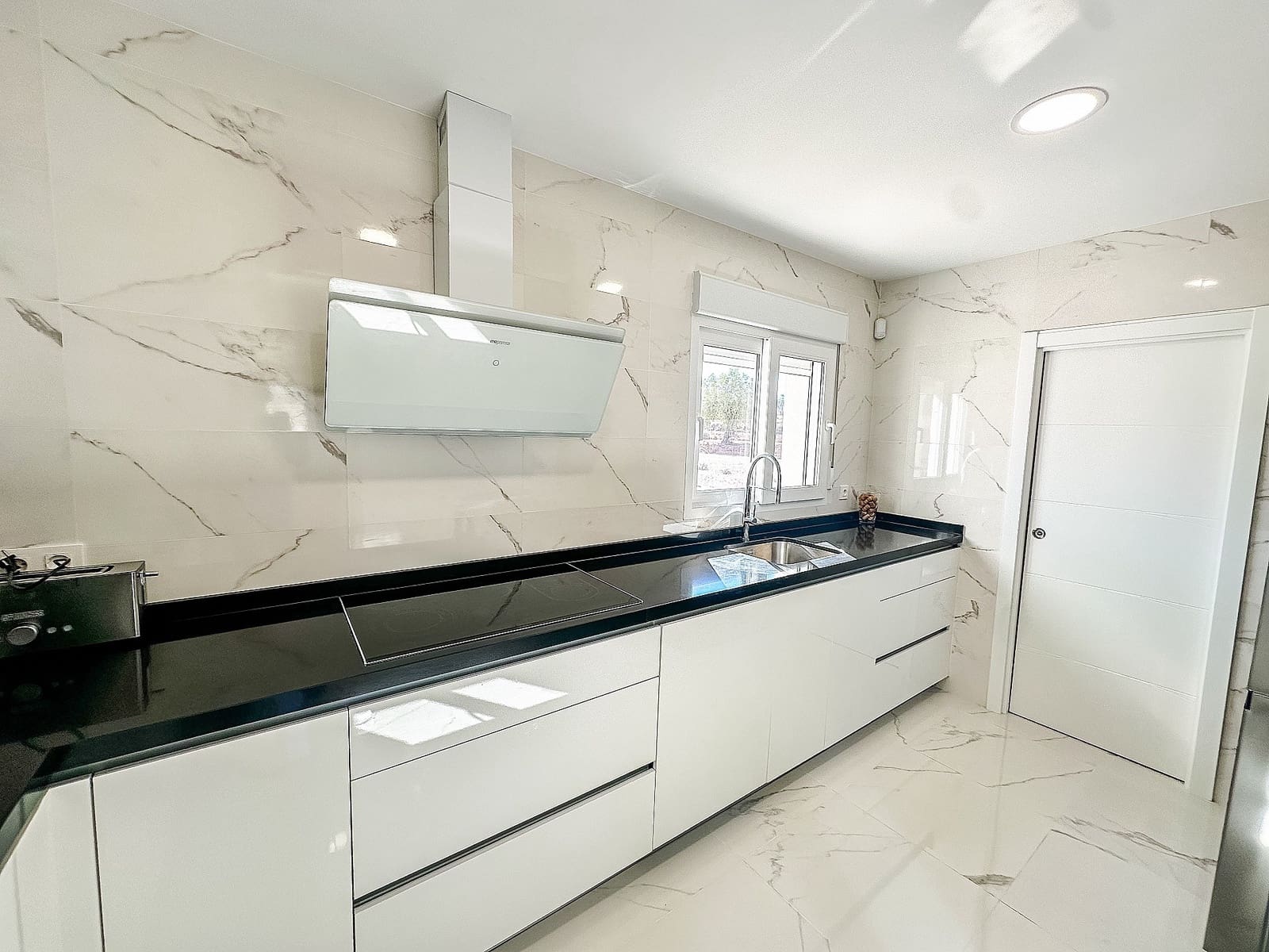 4 soveværelse Villa til salg i Sax med swimmingpool garage - € 423.000 (Ref: 9824602)