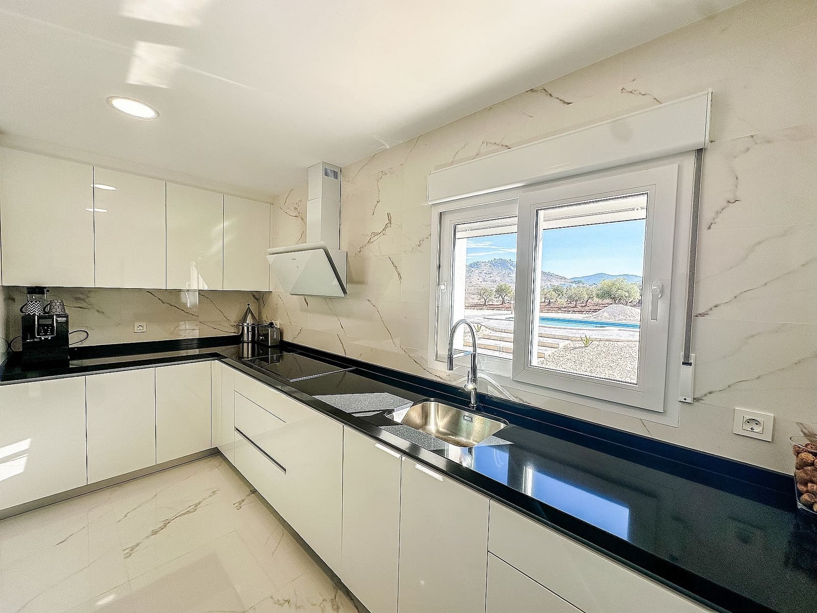 4 soveværelse Villa til salg i Sax med swimmingpool garage - € 423.000 (Ref: 9824602)