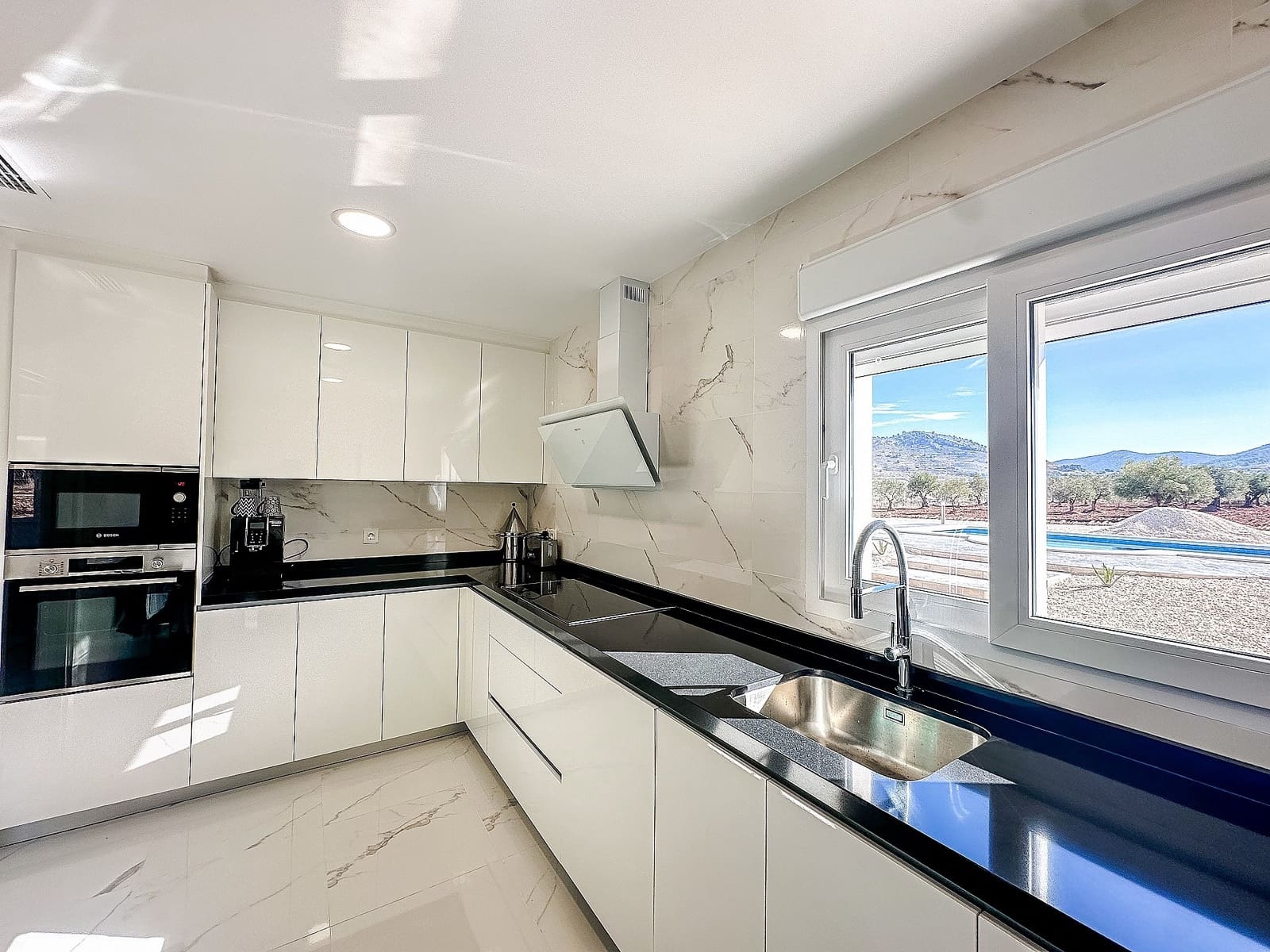4 soveværelse Villa til salg i Sax med swimmingpool garage - € 423.000 (Ref: 9824602)