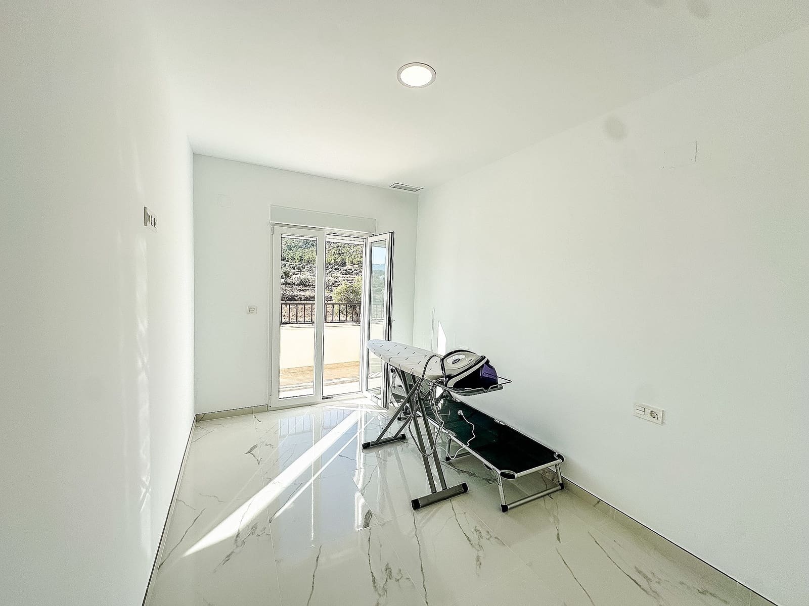 4 soveværelse Villa til salg i Sax med swimmingpool garage - € 423.000 (Ref: 9824602)
