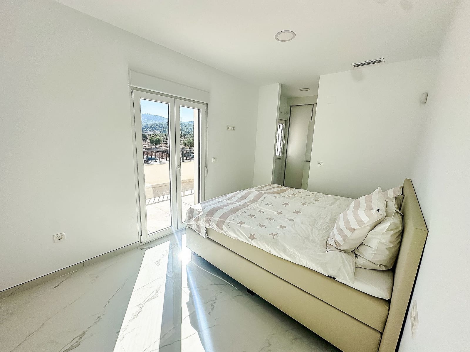 4 soveværelse Villa til salg i Sax med swimmingpool garage - € 423.000 (Ref: 9824602)