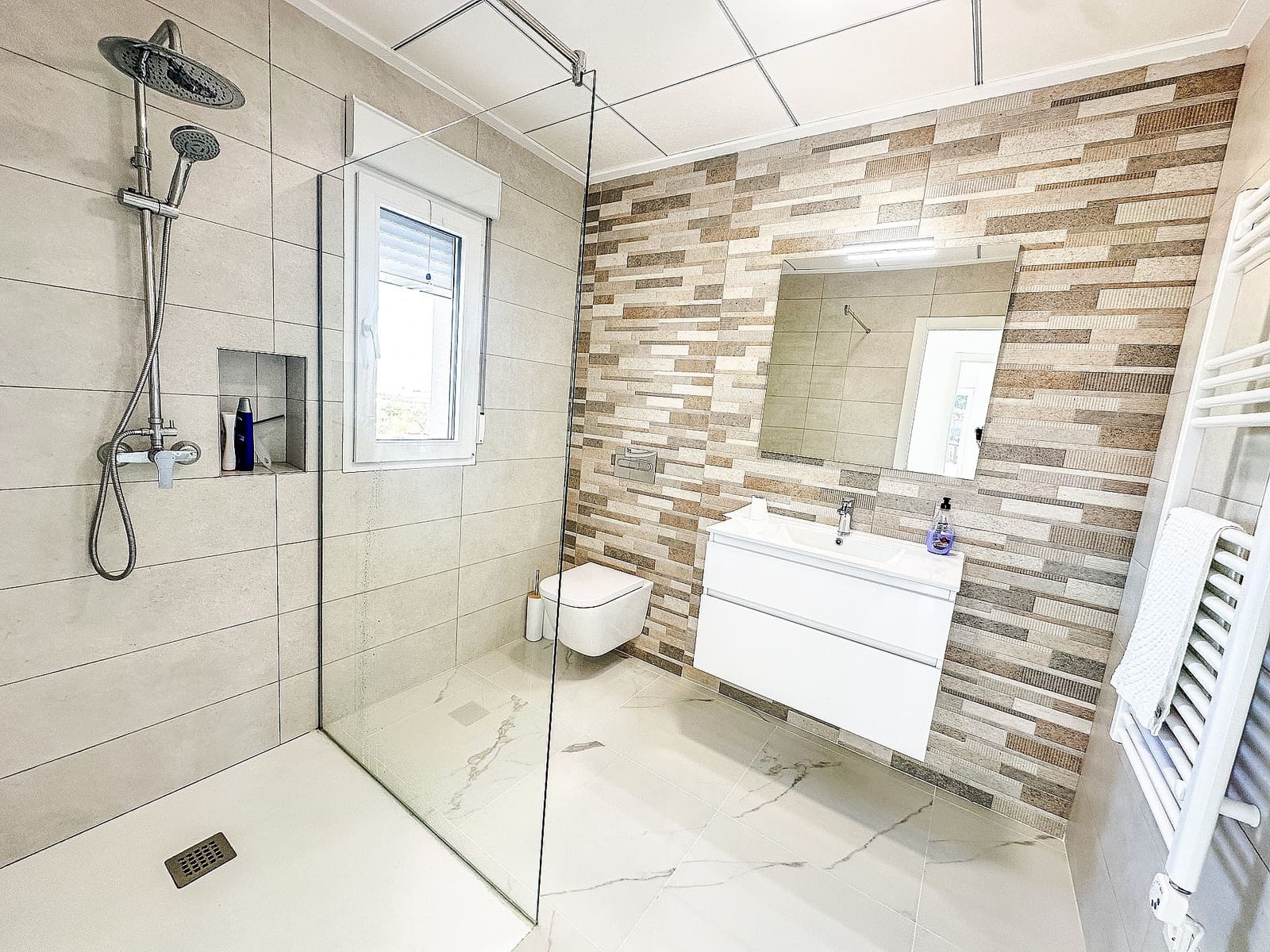 4 soveværelse Villa til salg i Sax med swimmingpool garage - € 423.000 (Ref: 9824602)