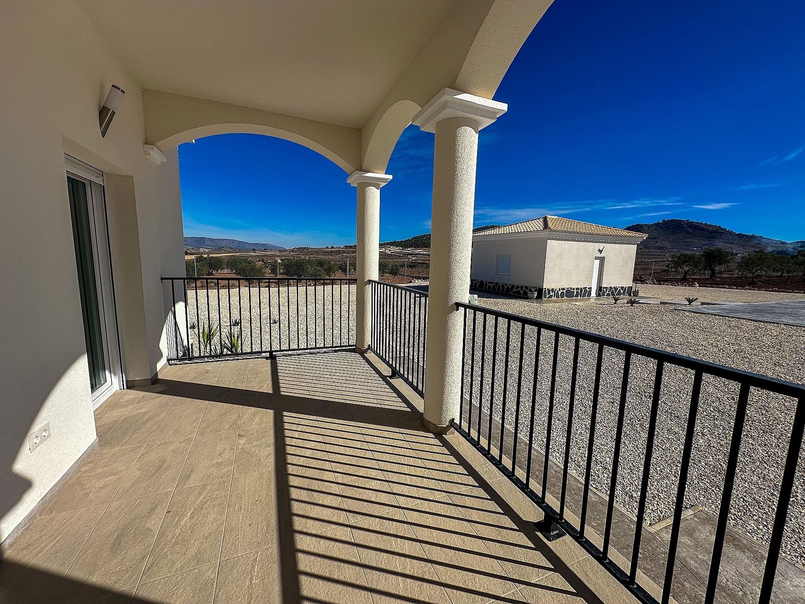 4 soveværelse Villa til salg i Sax med swimmingpool garage - € 423.000 (Ref: 9824602)
