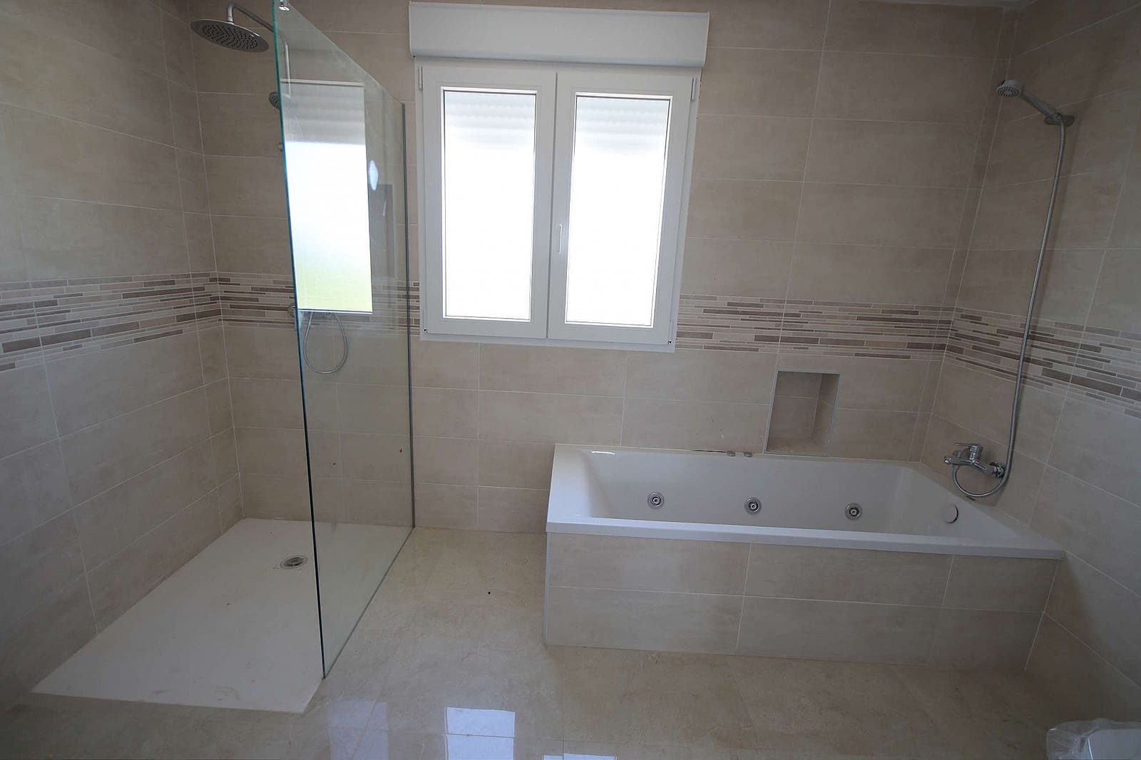 4 soveværelse Villa til salg i Sax med swimmingpool garage - € 491.000 (Ref: 9824603)