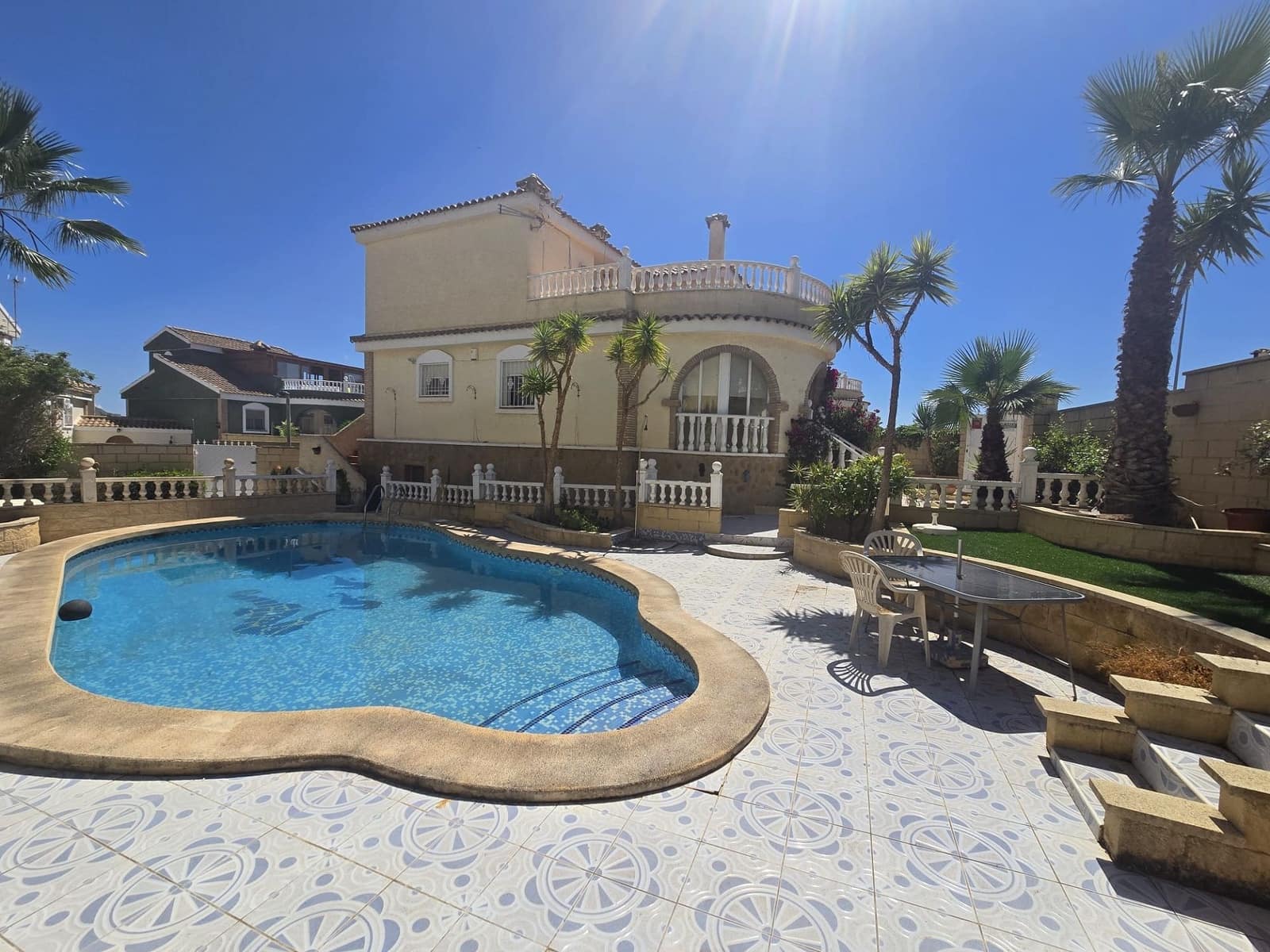 5 bedroom Villa for sale in Monforte del Cid with pool - € 349,995 (Ref: 9828230)