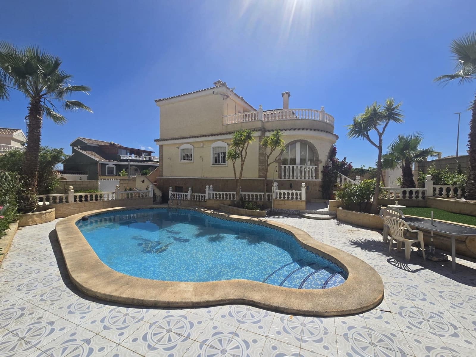 5 bedroom Villa for sale in Monforte del Cid with pool - € 349,995 (Ref: 9828230)