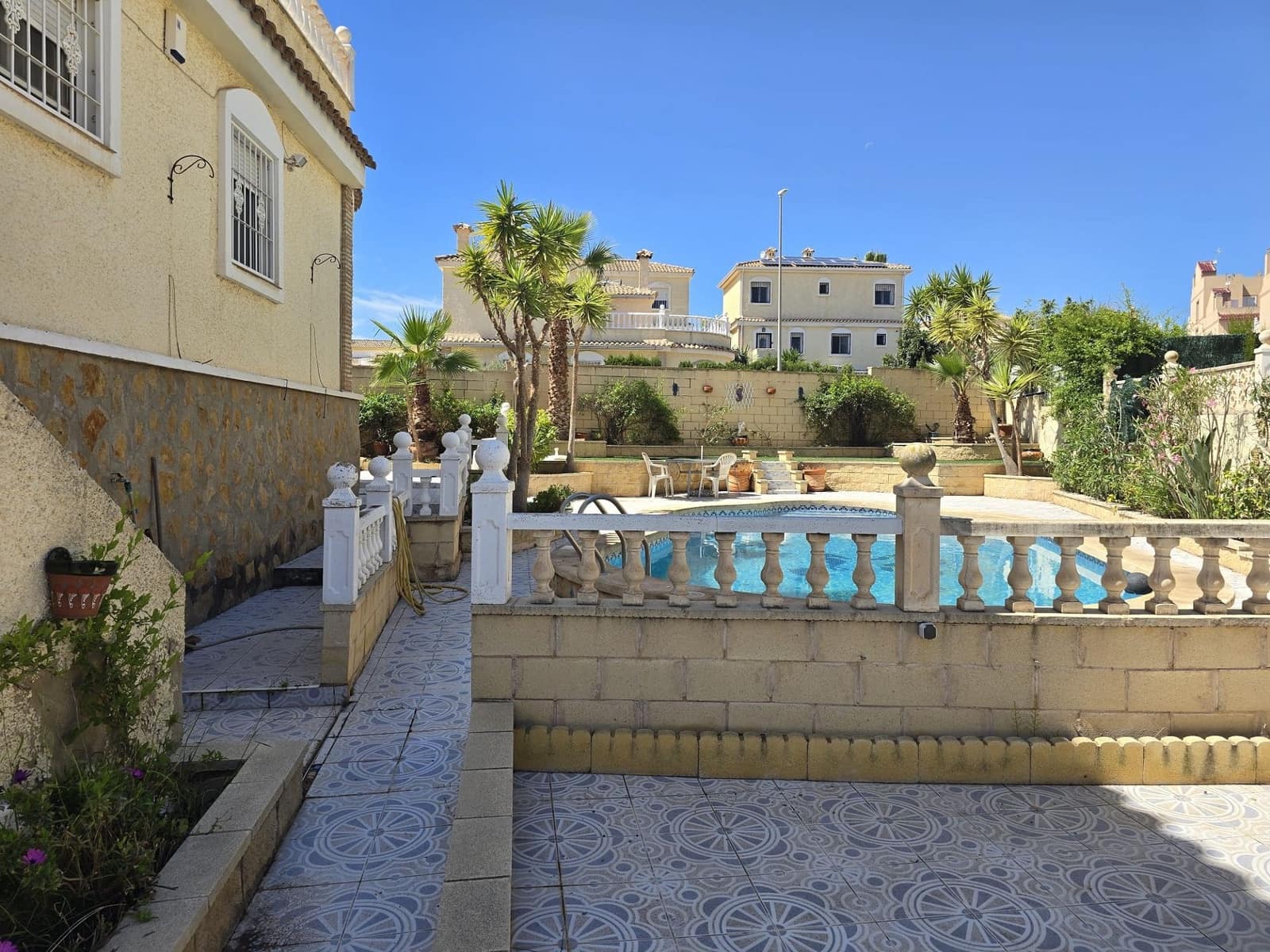 5 bedroom Villa for sale in Monforte del Cid with pool - € 349,995 (Ref: 9828230)