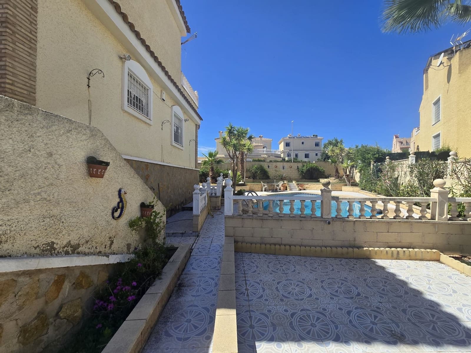 5 bedroom Villa for sale in Monforte del Cid with pool - € 349,995 (Ref: 9828230)