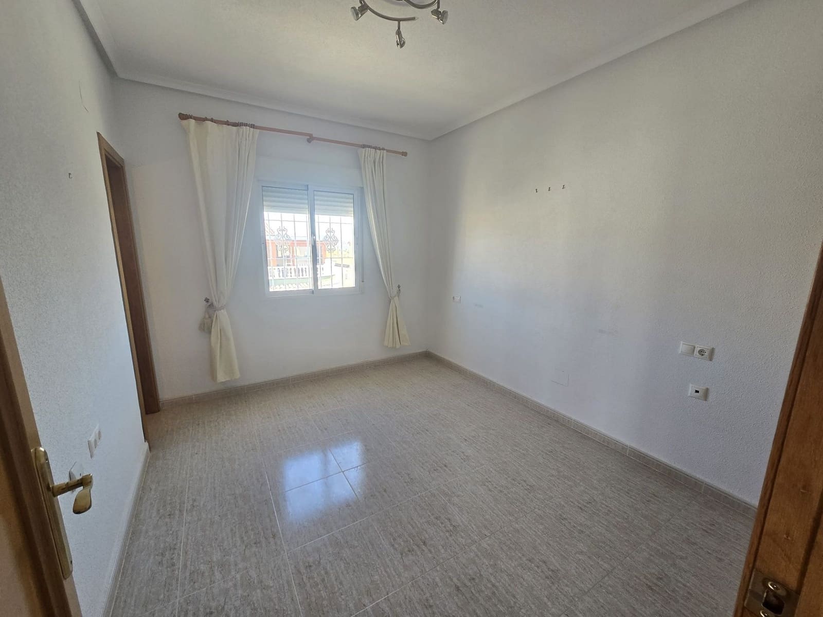 5 bedroom Villa for sale in Monforte del Cid with pool - € 349,995 (Ref: 9828230)