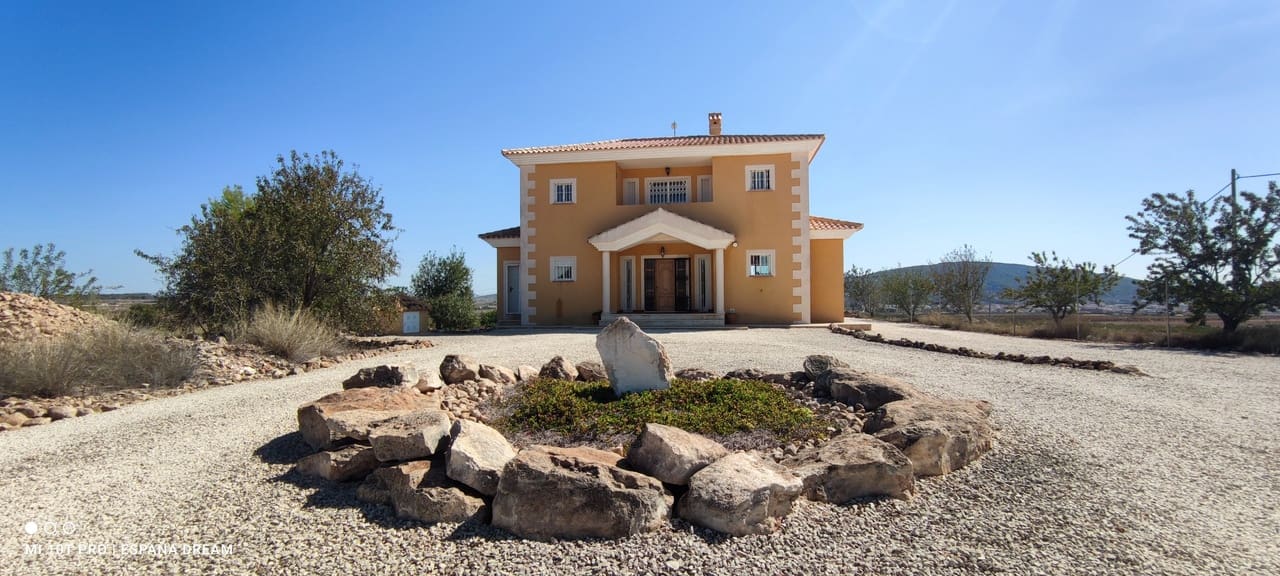 4 soveværelse Villa til salg i Pinoso med swimmingpool - € 324.995 (Ref: 9828232)