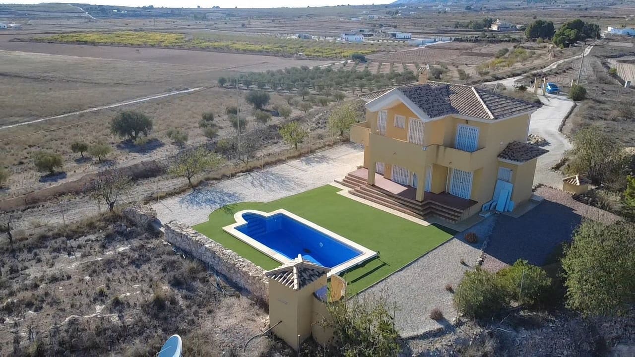 4 soveværelse Villa til salg i Pinoso med swimmingpool - € 324.995 (Ref: 9828232)