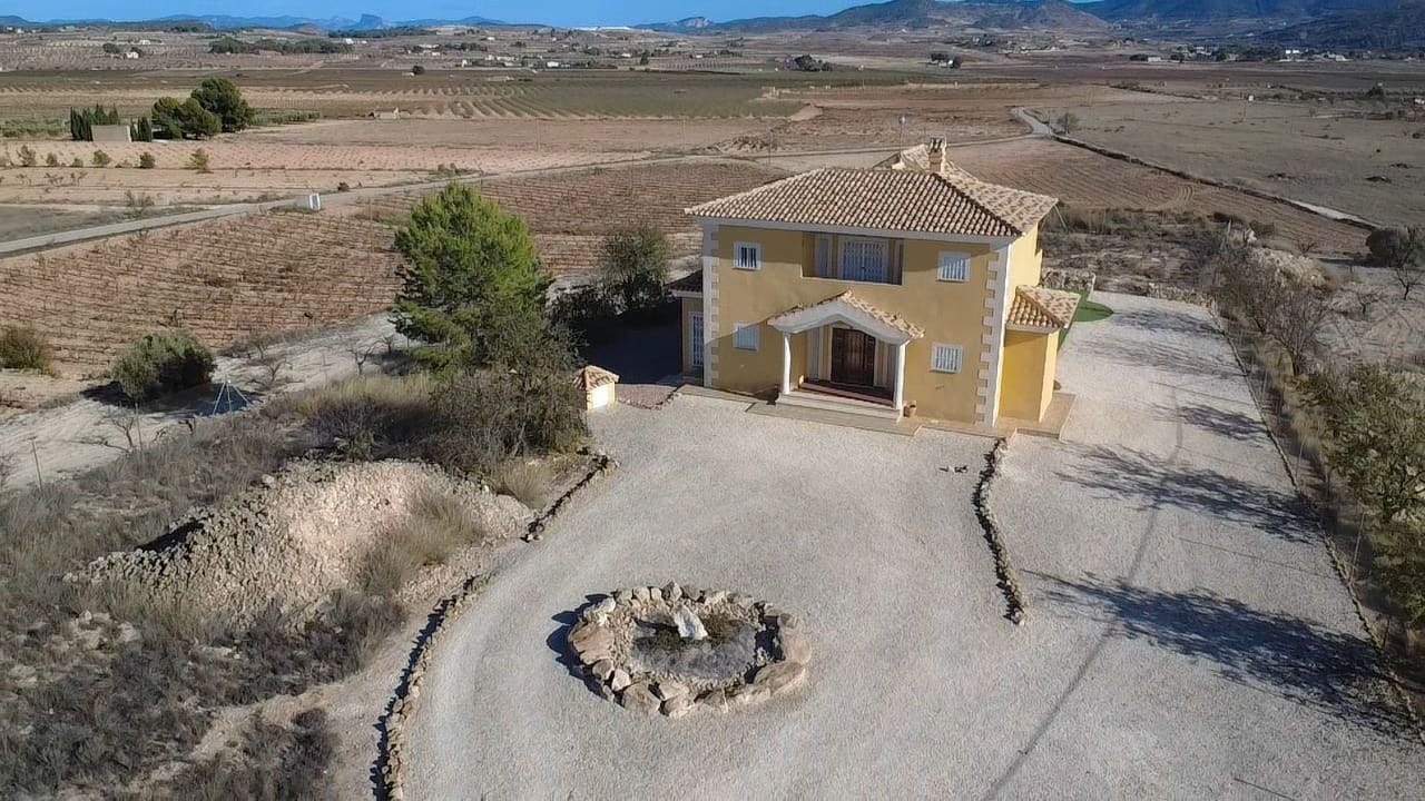 4 soveværelse Villa til salg i Pinoso med swimmingpool - € 324.995 (Ref: 9828232)