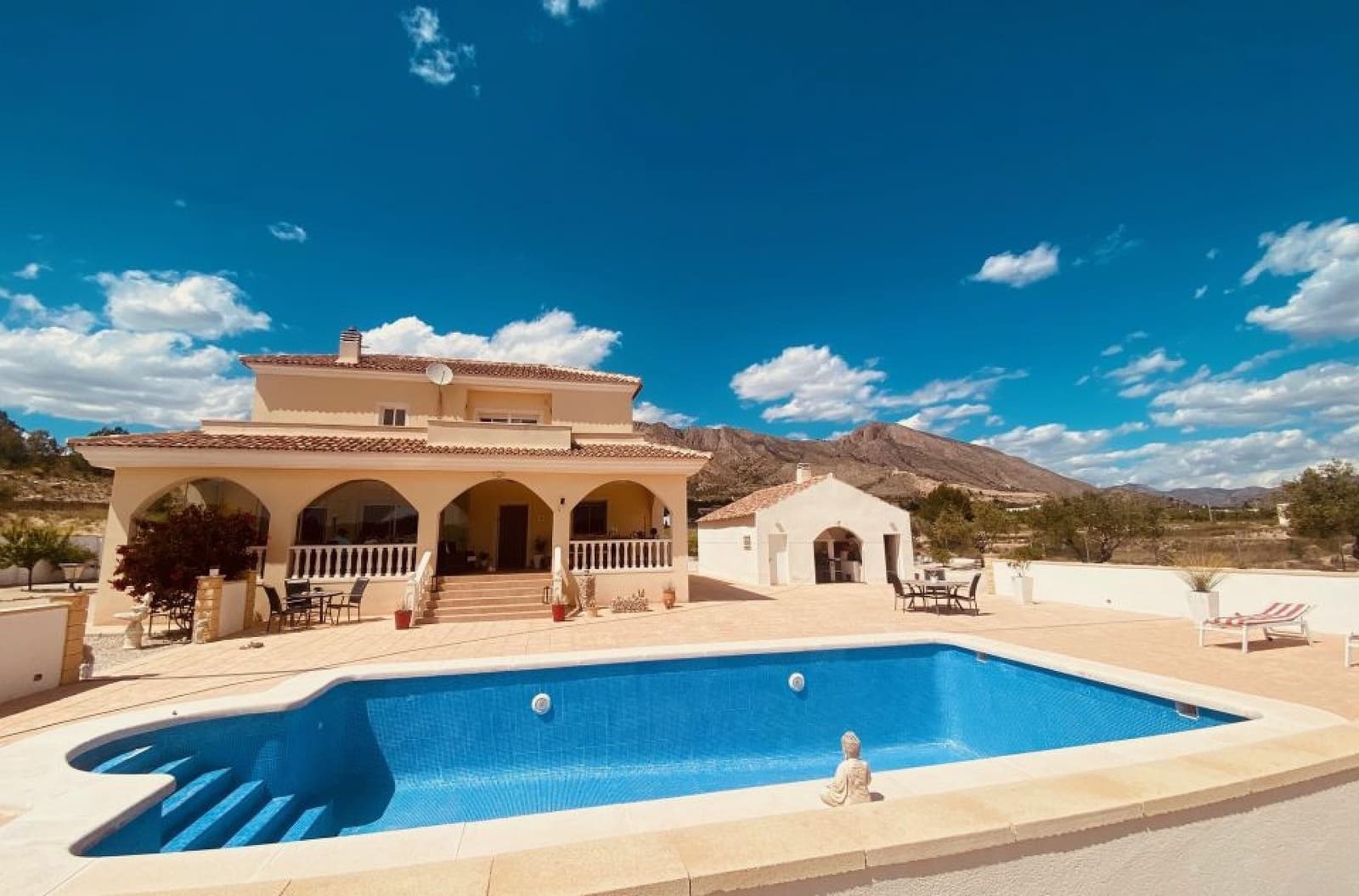 4 soveværelse Villa til salg i Macisvenda med swimmingpool garage - € 479.000 (Ref: 9830602)