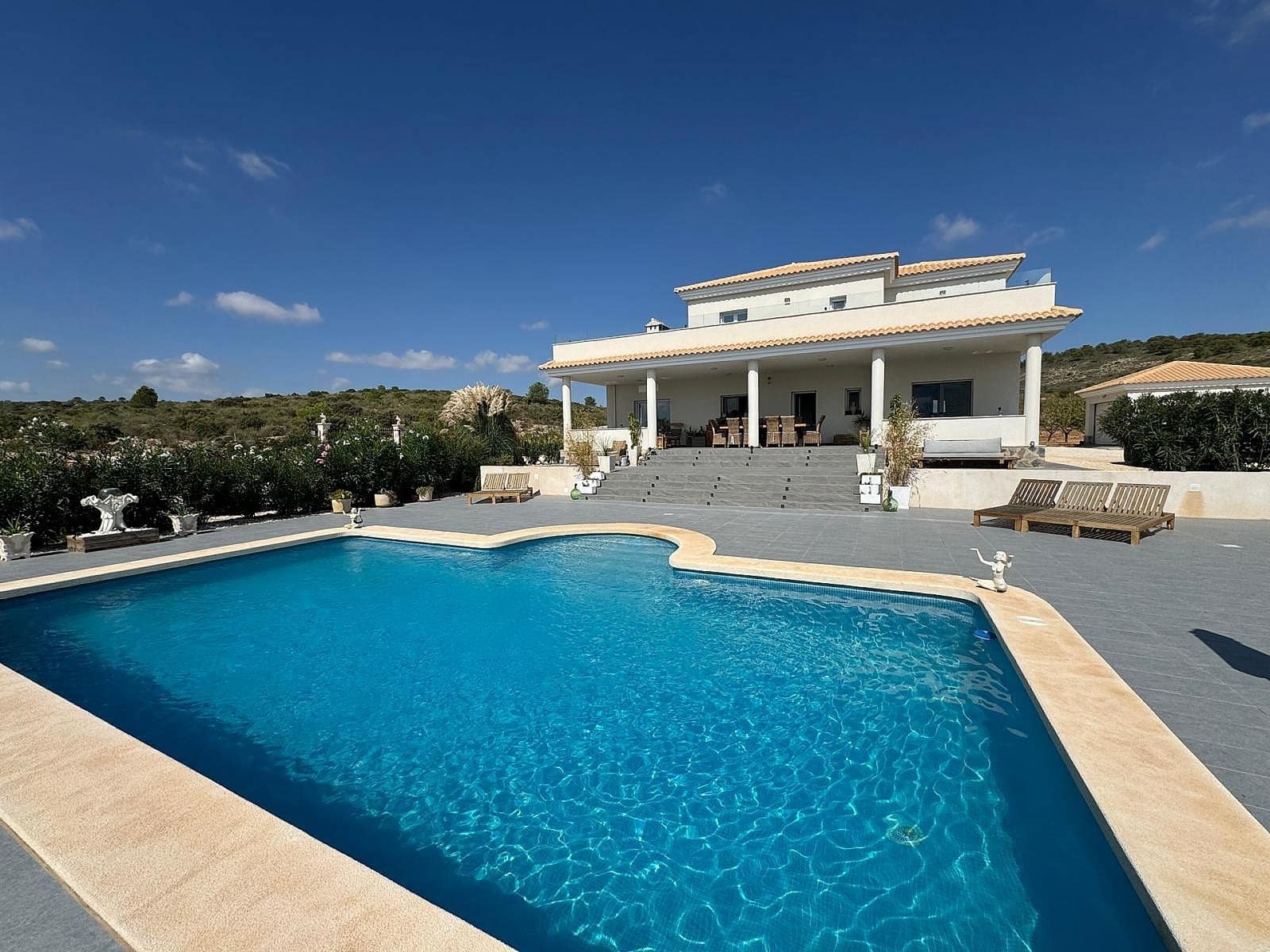 5 Zimmer Villa zu verkaufen in Pinoso mit Pool Garage - 675.000 € (Ref: 9854817)