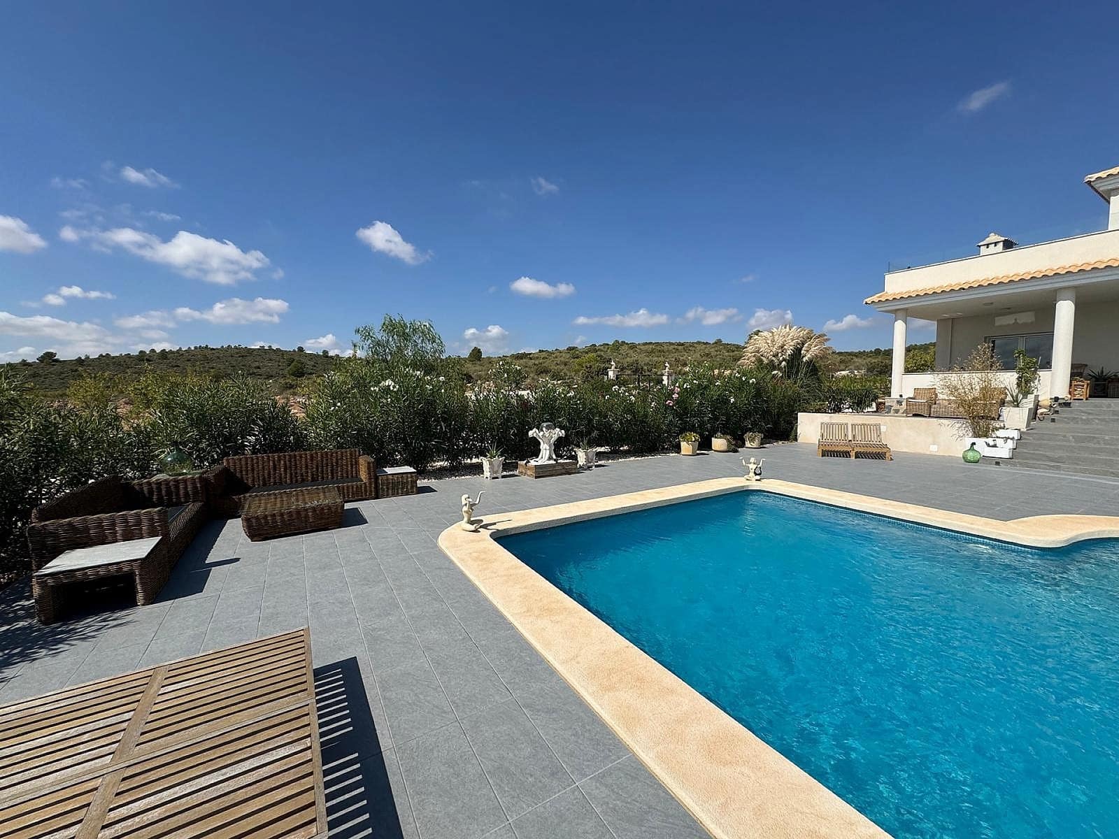 5 Zimmer Villa zu verkaufen in Pinoso mit Pool Garage - 675.000 € (Ref: 9854817)