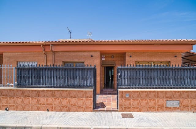 4 soveværelse Villa til salg i Pinoso med garage - € 299.950 (Ref: 9966076)