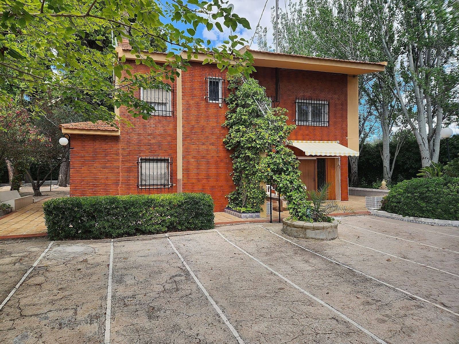 5 soveværelse Villa til salg i Sax med swimmingpool garage - € 350.000 (Ref: 9993755)