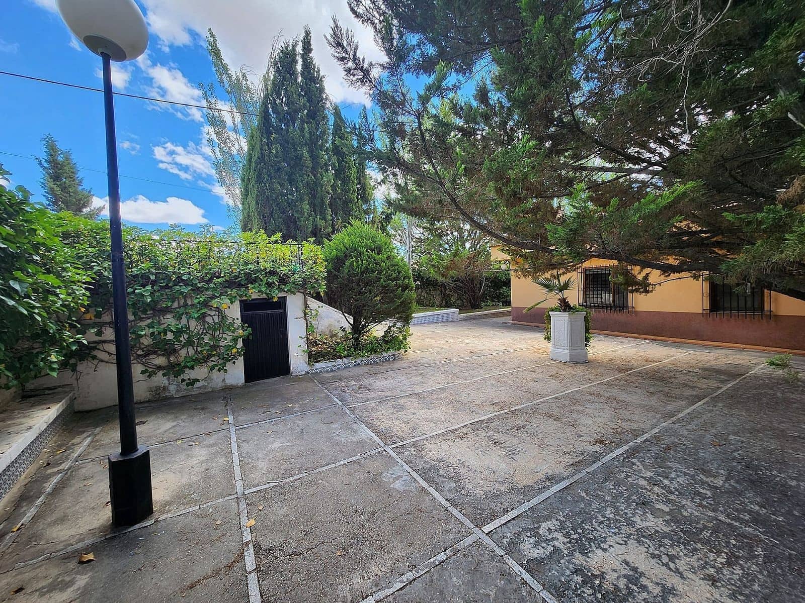 5 soveværelse Villa til salg i Sax med swimmingpool garage - € 350.000 (Ref: 9993755)