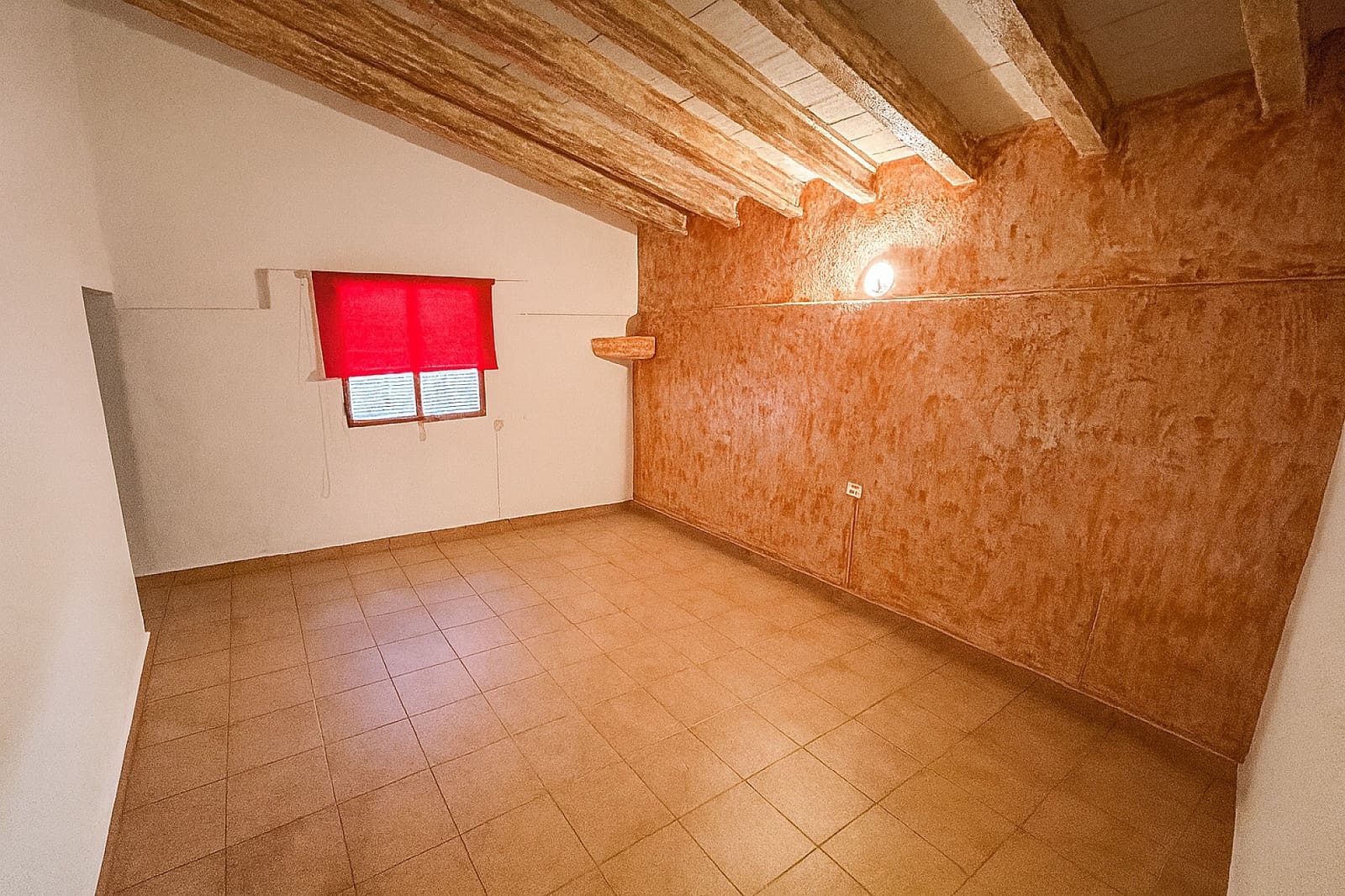 9 soveværelse Semi-Rækkehus til salg i Sax med garage - € 220.000 (Ref: 9993776)