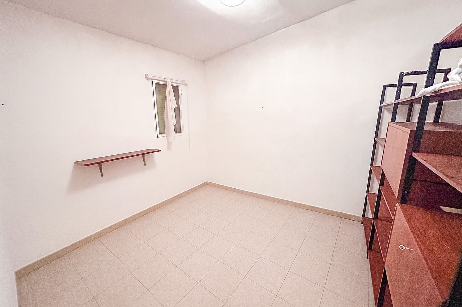 9 soveværelse Semi-Rækkehus til salg i Sax med garage - € 220.000 (Ref: 9993776)