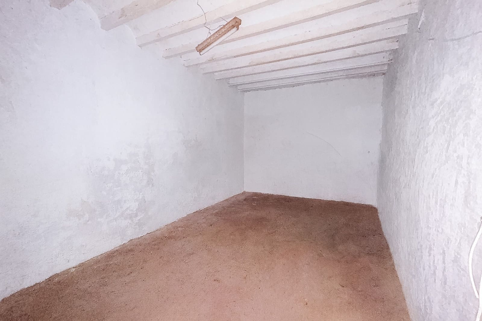 9 soveværelse Semi-Rækkehus til salg i Sax med garage - € 220.000 (Ref: 9993776)