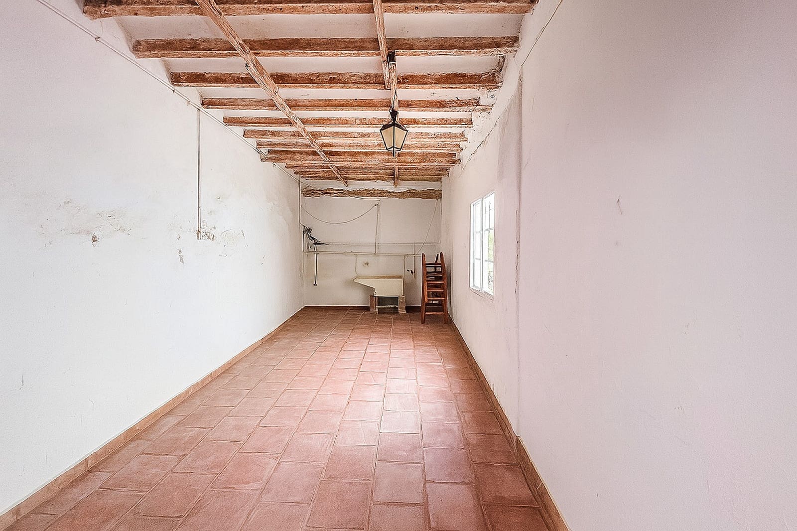 9 soveværelse Semi-Rækkehus til salg i Sax med garage - € 220.000 (Ref: 9993776)