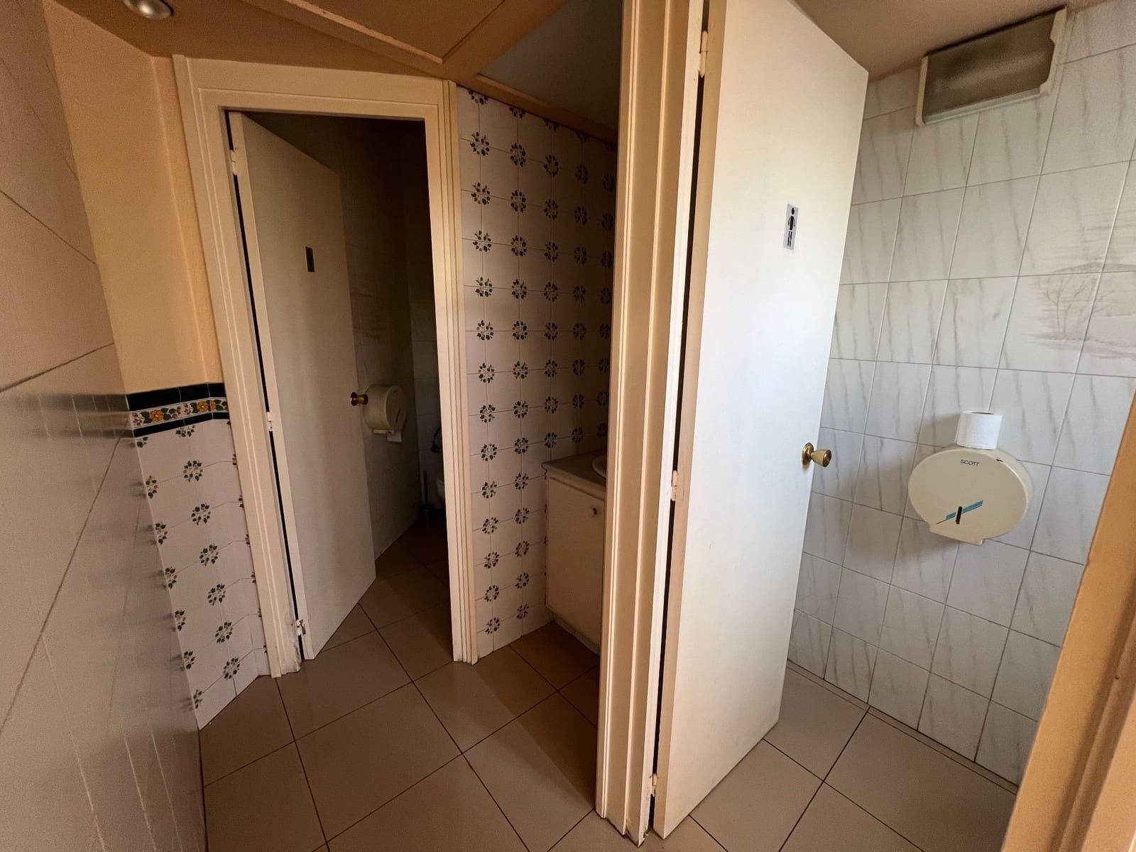 Commercial for sale in Palamos - € 250,000 (Ref: 9677836)