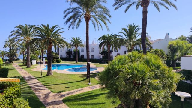 3 soverom Kjedet enebolig til salgs i Dénia med svømmebasseng garasje - € 480 000 (Ref: 10085240)