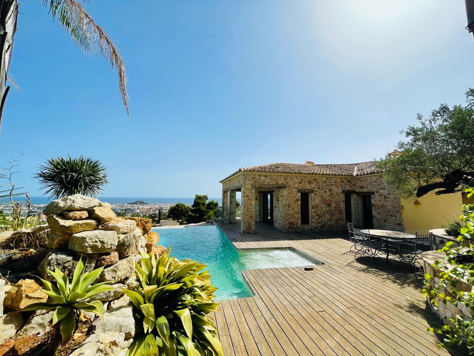 5 bedroom Villa for sale in Denia with pool garage - € 1,250,000 (Ref: 9720968)