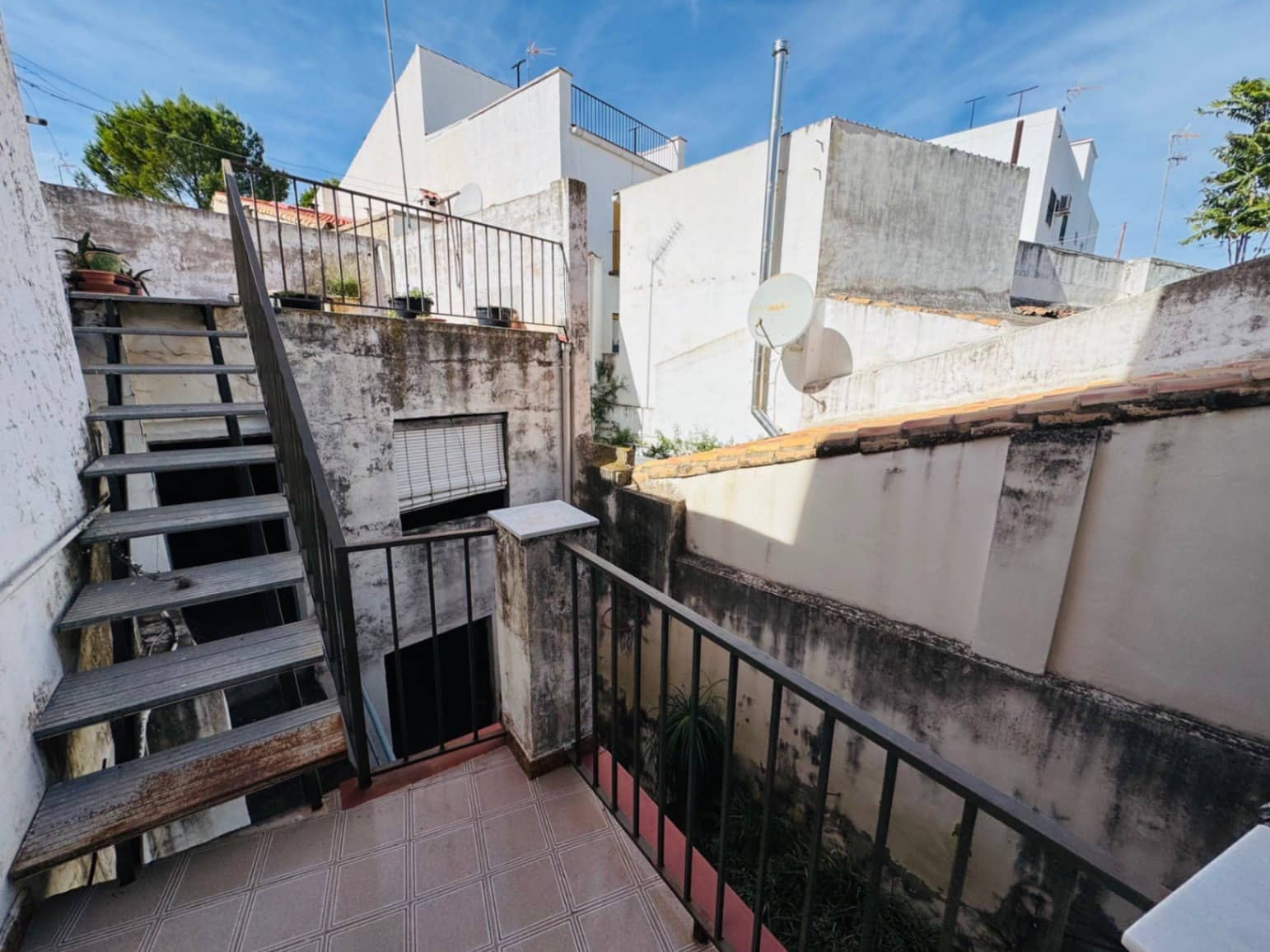 5 bedroom Townhouse for sale in Orba with pool - € 210,000 (Ref: 9720974)