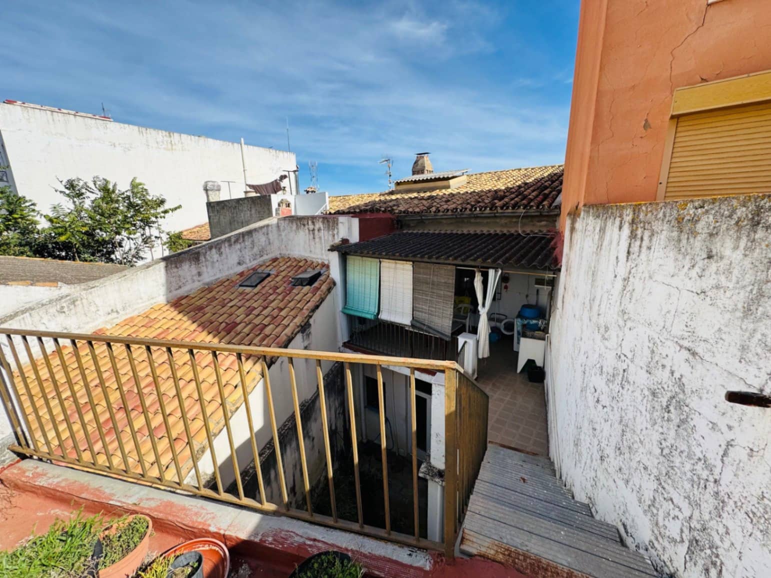 5 bedroom Townhouse for sale in Orba with pool - € 210,000 (Ref: 9720974)