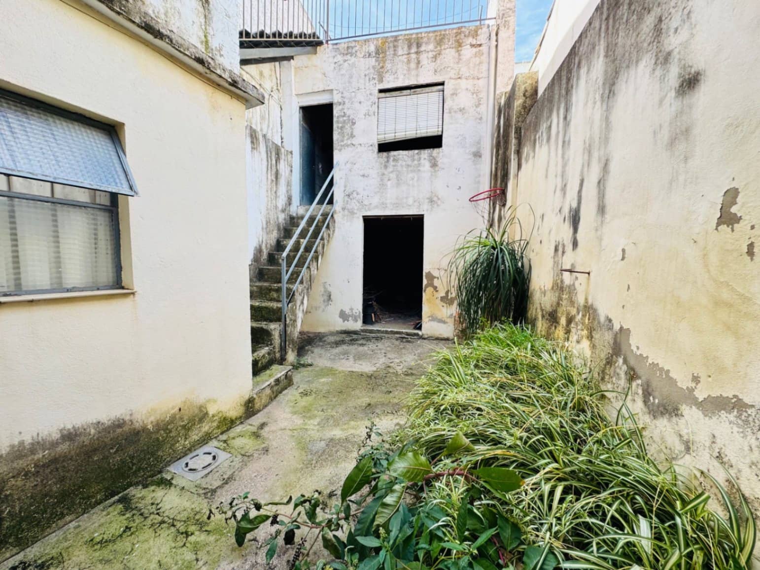 5 bedroom Townhouse for sale in Orba with pool - € 210,000 (Ref: 9720974)