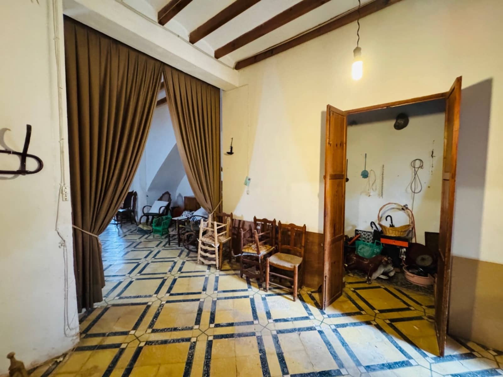 5 bedroom Townhouse for sale in Orba with pool - € 210,000 (Ref: 9720974)