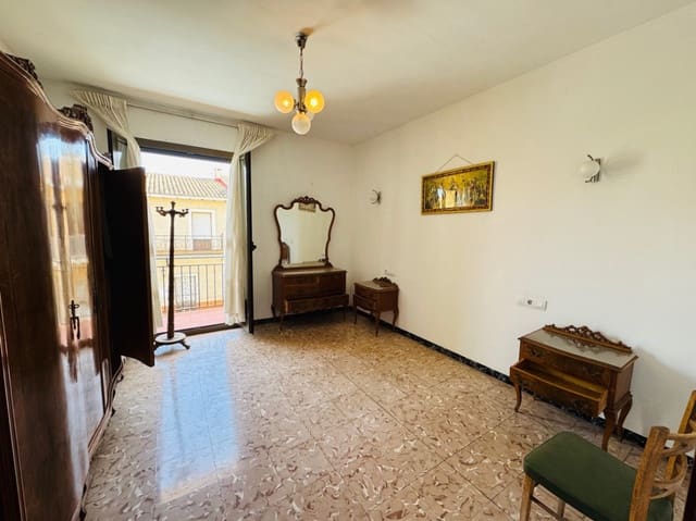 5 bedroom Townhouse for sale in Orba with pool - € 210,000 (Ref: 9720974)