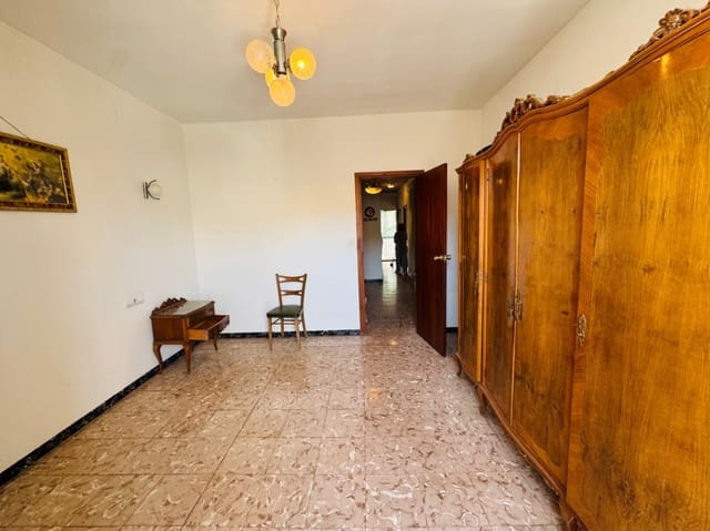 5 bedroom Townhouse for sale in Orba with pool - € 210,000 (Ref: 9720974)