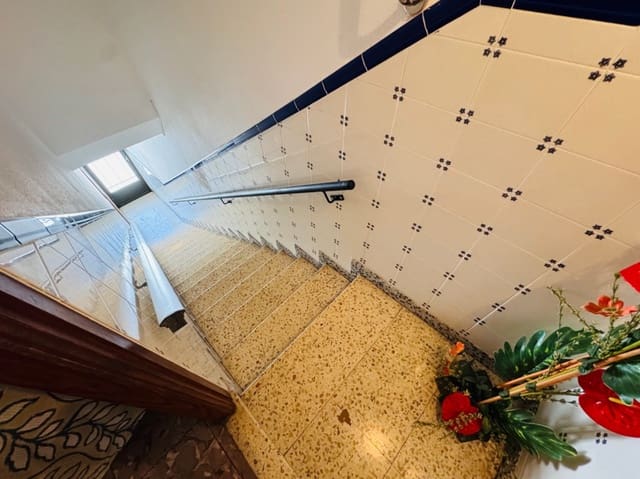 5 bedroom Townhouse for sale in Orba with pool - € 210,000 (Ref: 9720974)