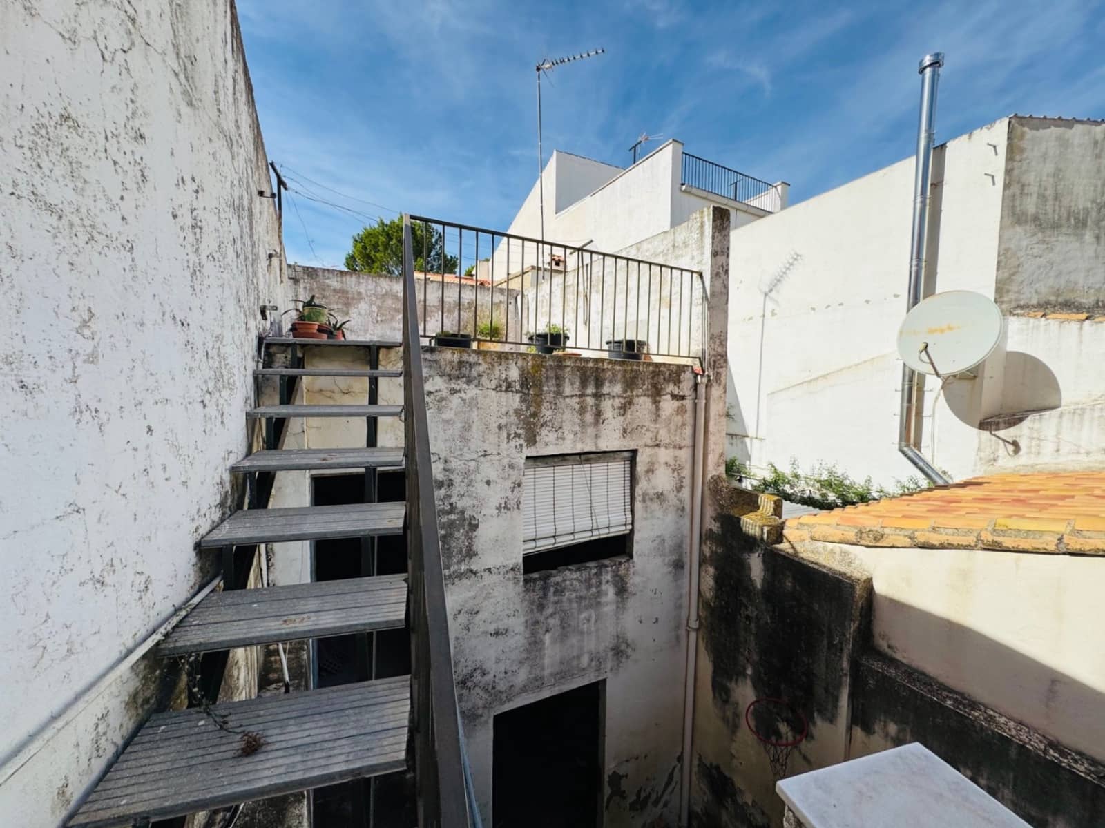 5 bedroom Townhouse for sale in Orba with pool - € 210,000 (Ref: 9720974)