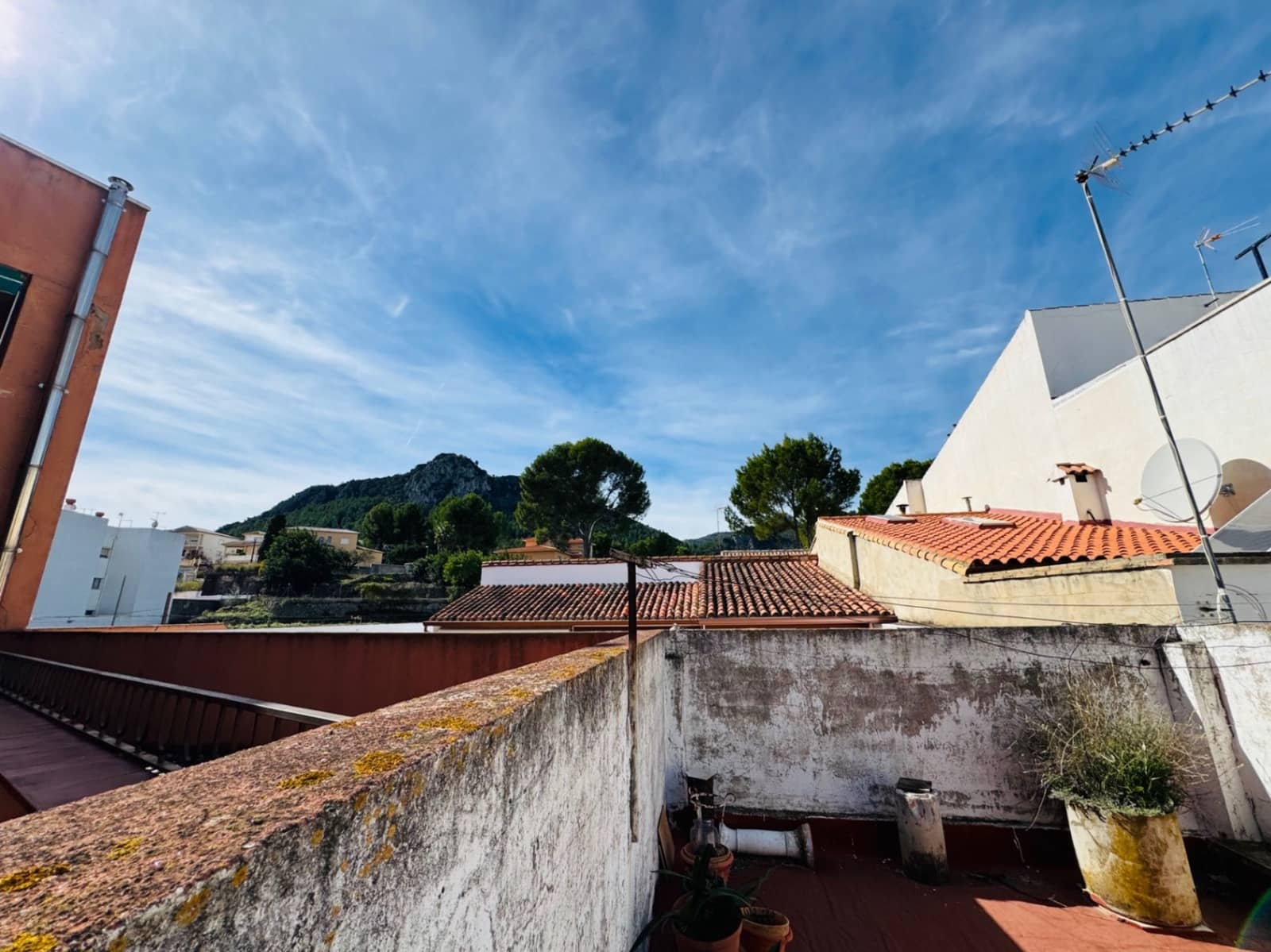 5 bedroom Townhouse for sale in Orba with pool - € 210,000 (Ref: 9720974)