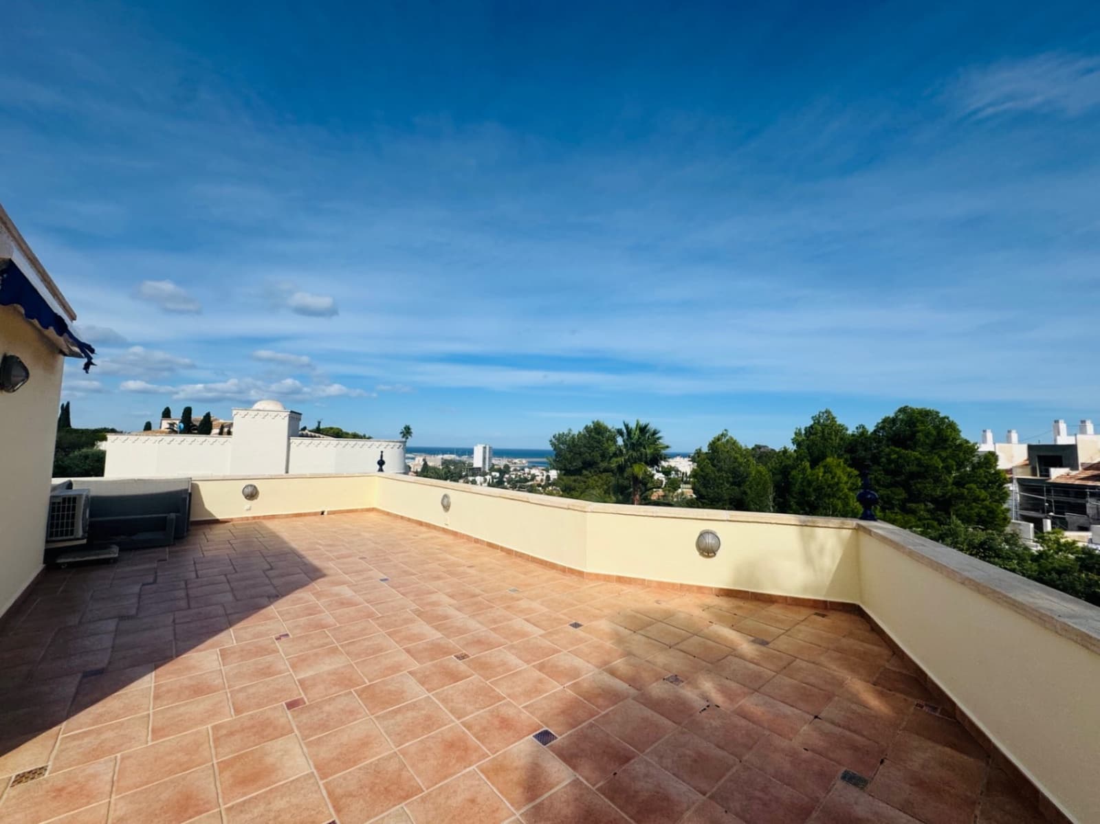 3 bedroom Villa for sale in Denia with pool garage - € 725,000 (Ref: 9734055)