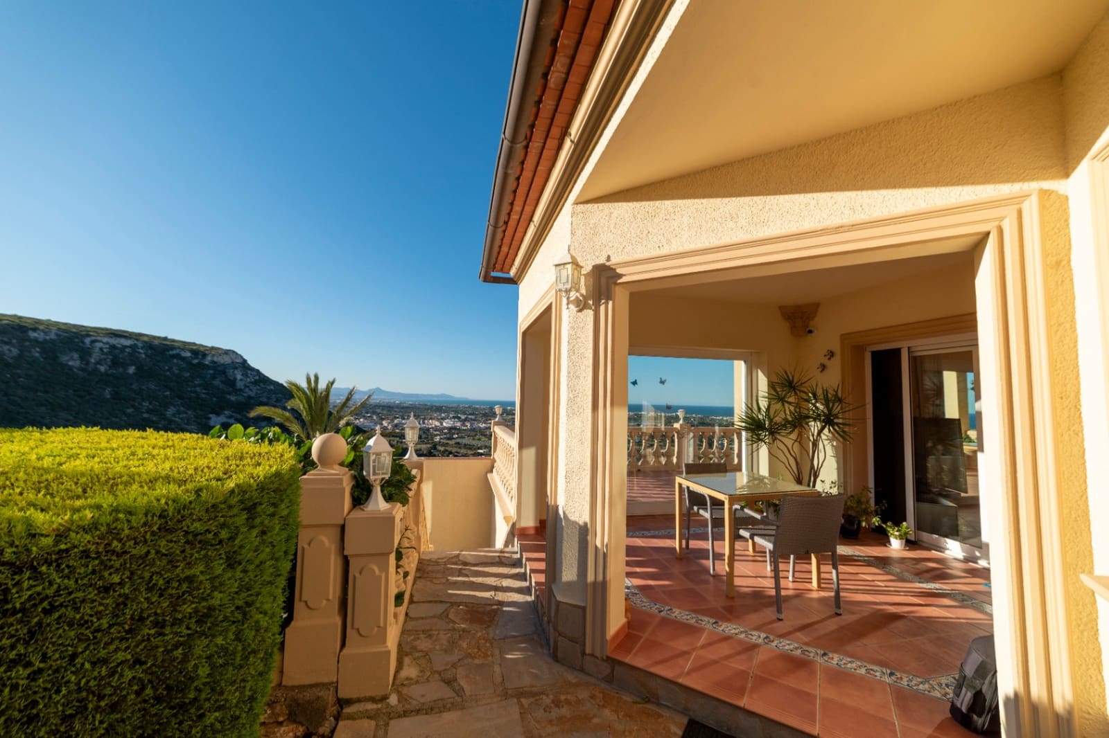 5 bedroom Villa for sale in Denia with pool garage - € 1,375,000 (Ref: 9816771)